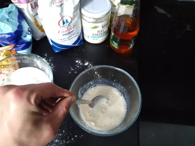 20 Min Bananen / Himbeer Fluffy Vegan Pancakes : Flüssige Zutaten mischen