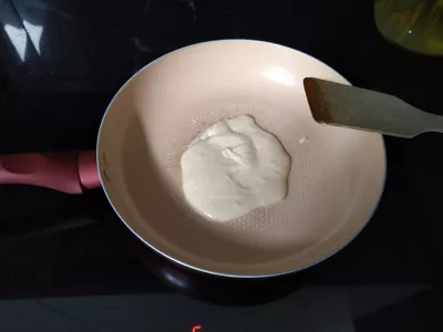 20 Min Bananen / Himbeer Fluffy Vegan Pancakes : Teig auf eine warme Pfanne legen