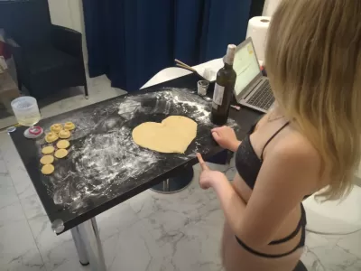 Wie Ein M&auml;dchen Zu Kochen Abendessen In Einem Bikini Bekommen? : Lady kocht im Bikini zu Hause f&uuml;r einen Mann